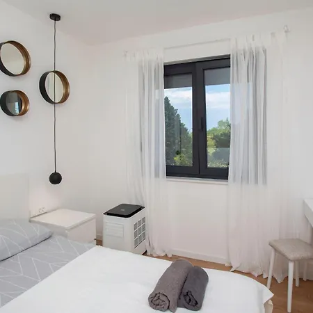 3 Bedroom Amazing In Prázdninový dům Raša
