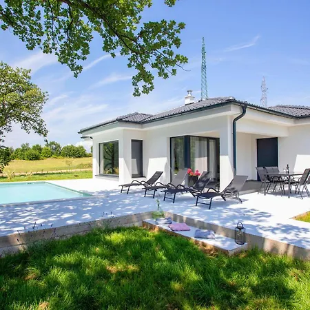3 Bedroom Amazing In Holiday home