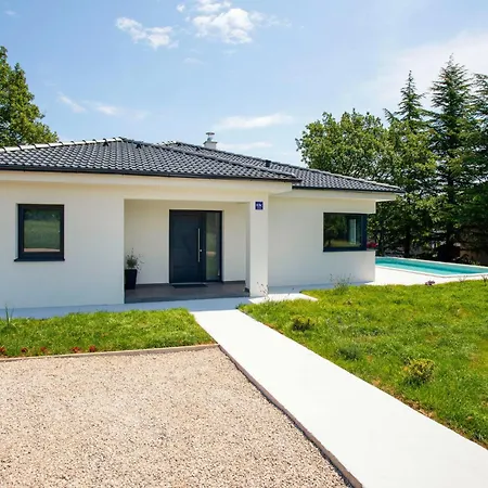 3 Bedroom Amazing In Holiday home Rasa